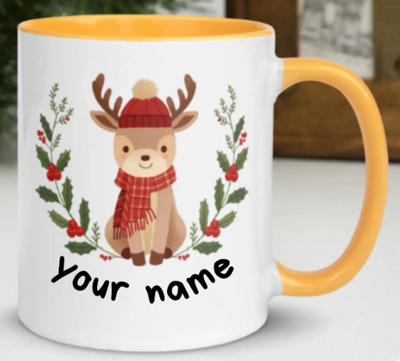 Mug de Noël personnalisable avec prénom – Renne mignon et branches de houx | Cadeau chaud et cosy pour les fêtes