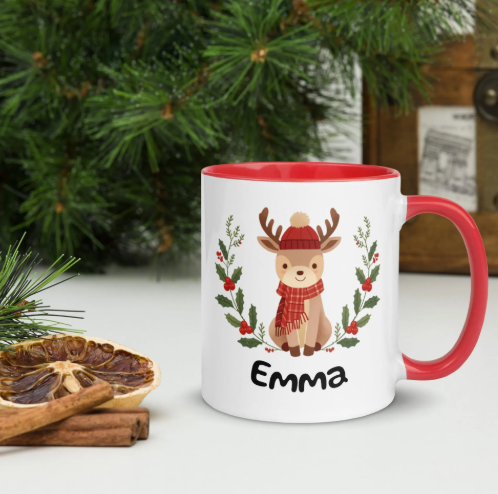 Mug de Noël personnalisable avec prénom – Renne mignon et branches de houx | Cadeau chaud et cosy pour les fêtes